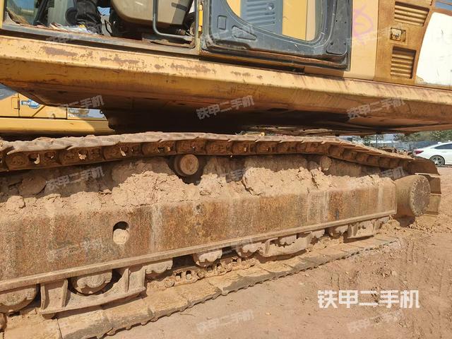 單側(cè)履帶整體(整機(jī)外觀) 單側(cè)履帶整體(整機(jī)外觀)