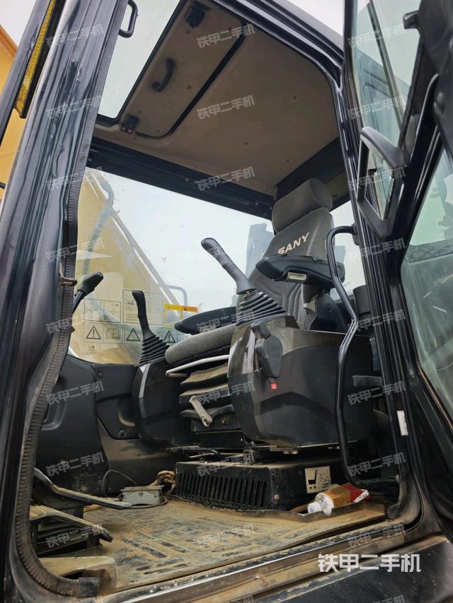 駕駛室整體(整機外觀) 駕駛室整體(整機外觀)