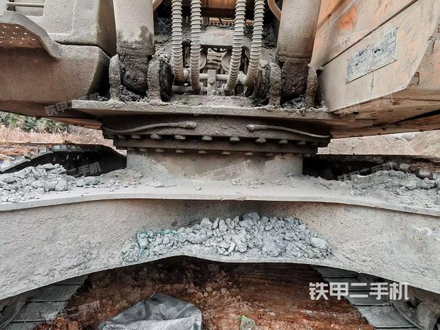 转盘和下车架正前(工作和回转装置) 转盘和下车架正前(工作和回转装置)