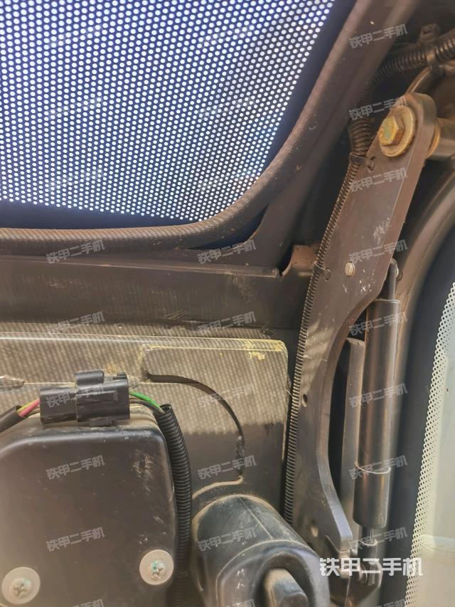 行走控制手柄和踏板?俯拍（駕駛室部分）