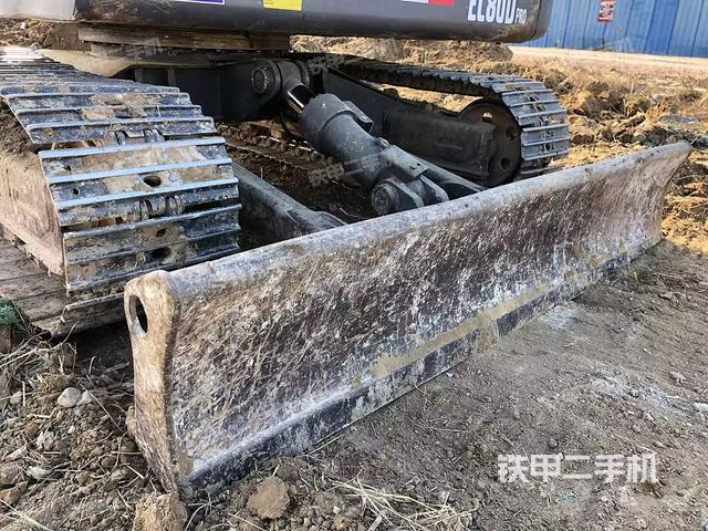 單側(cè)履帶整體(整機(jī)外觀) 單側(cè)履帶整體(整機(jī)外觀)