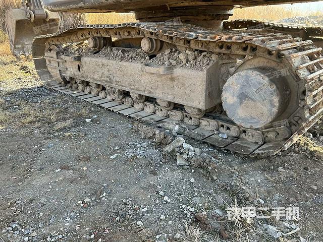 單側(cè)履帶整體(整機(jī)外觀) 單側(cè)履帶整體(整機(jī)外觀)