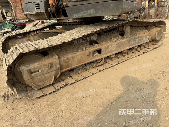 單側(cè)履帶整體(整機(jī)外觀) 單側(cè)履帶整體(整機(jī)外觀)