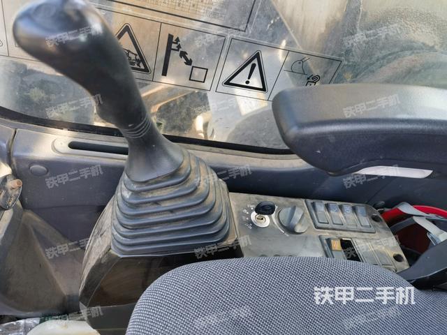 座椅右側(cè)控制臺/鑰匙門/油門/含右手柄(駕駛室部分) 座椅右側(cè)控制臺/鑰匙門/油門/含右手柄(駕駛室部分)