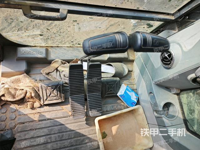 行走控制手柄和踏板?俯拍（駕駛室部分）