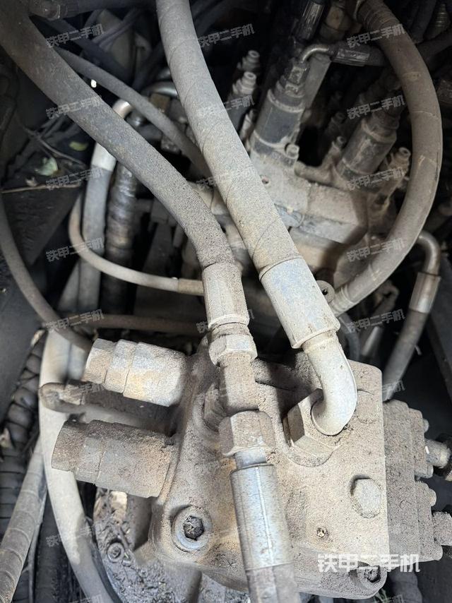 回转马达和主控阀（整机外观）