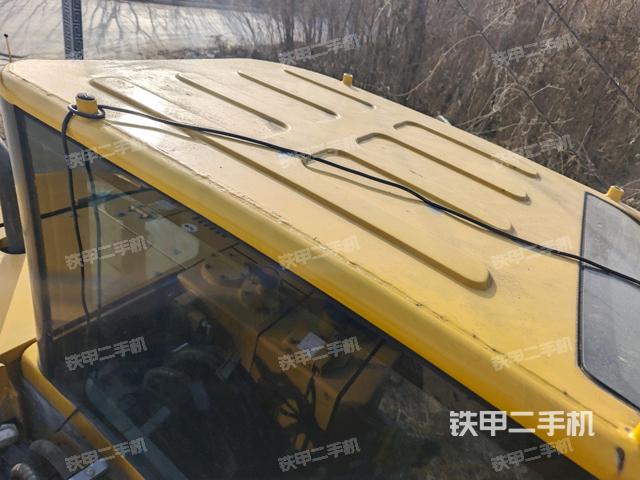 駕駛室頂部(整機(jī)外觀) 駕駛室頂部(整機(jī)外觀)