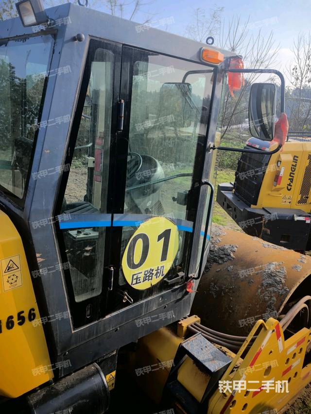 左側(cè)正面照（壓路機(jī)駕駛室）