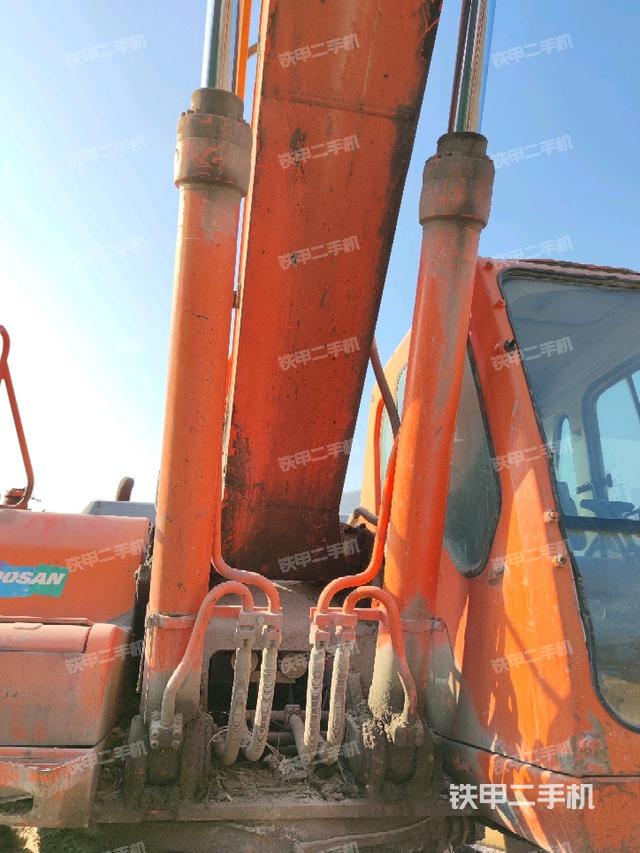 大臂油缸整体 竖拍(工作和回转装置) 大臂油缸整体 竖拍(工作和回转装置)