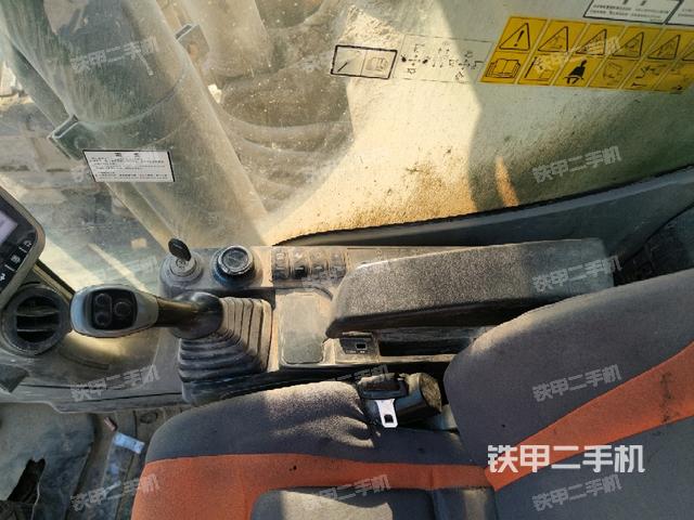 座椅右側(cè)控制臺(tái)/鑰匙門(mén)/油門(mén)/含右手柄(駕駛室部分) 座椅右側(cè)控制臺(tái)/鑰匙門(mén)/油門(mén)/含右手柄(駕駛室部分)
