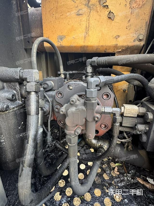 液压泵舱室正面整体（整机外观）