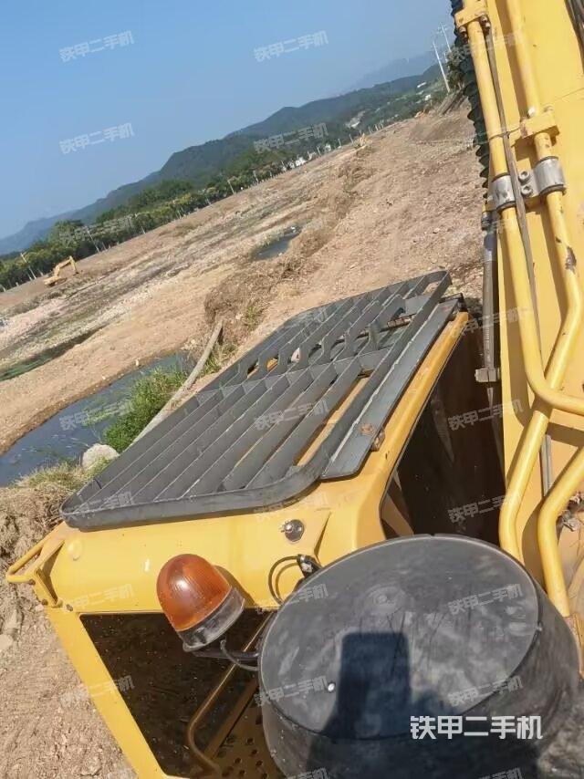 駕駛室頂部(整機(jī)外觀) 駕駛室頂部(整機(jī)外觀)