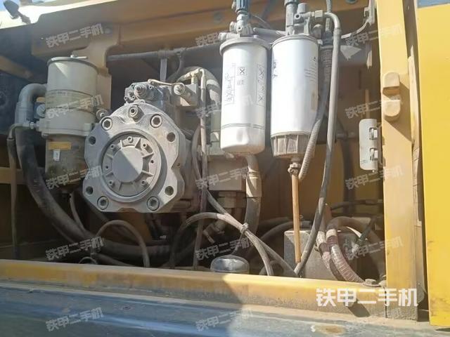 液壓泵艙室正面整體(整機(jī)外觀) 液壓泵艙室正面整體(整機(jī)外觀)