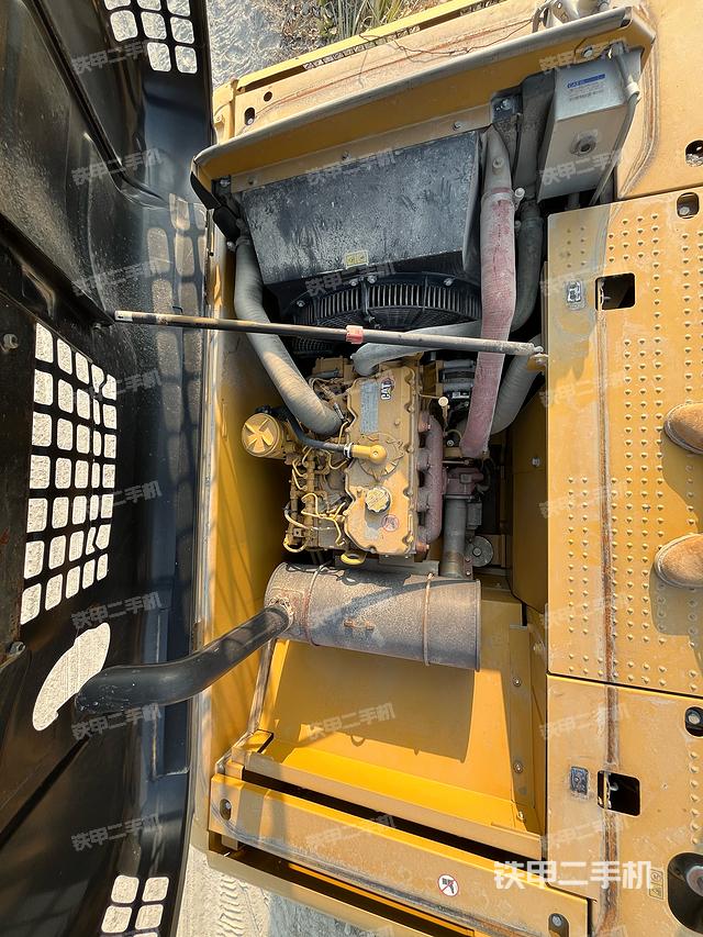 液压泵舱室正面整体（整机外观）