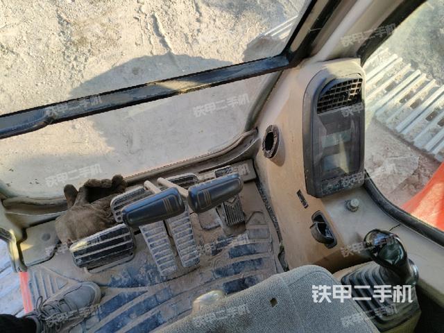 行走控制手柄和踏板 俯拍(驾驶室部分) 行走控制手柄和踏板 俯拍(驾驶室部分)