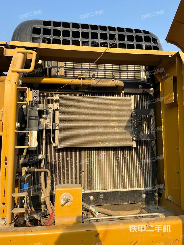 液压泵舱室正面整体（整机外观）