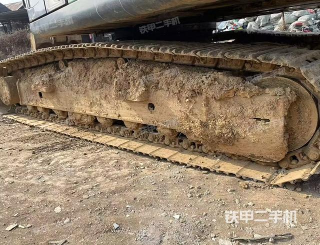 單側(cè)履帶整體(整機(jī)外觀) 單側(cè)履帶整體(整機(jī)外觀)
