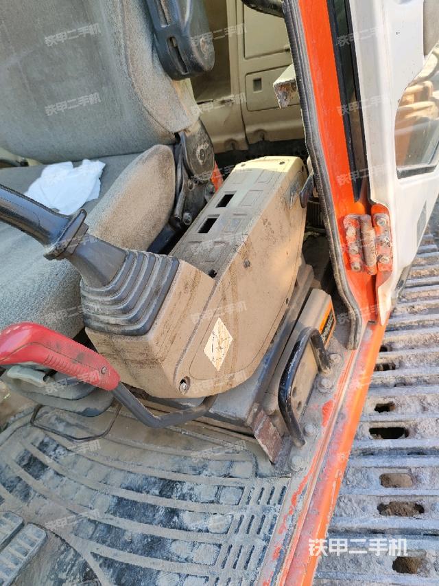 座椅左侧控制台/音响/含左手柄(驾驶室部分) 座椅左侧控制台/音响/含左手柄(驾驶室部分)