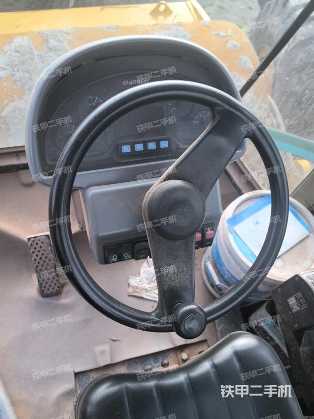 操作臺(tái)全景（壓路機(jī)駕駛室）