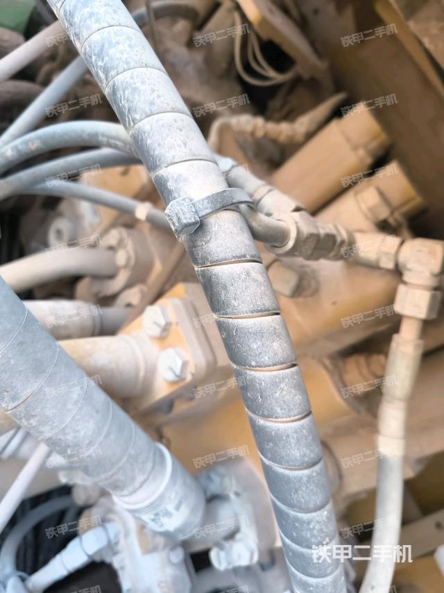 回轉(zhuǎn)馬達(dá)和主控閥(整機(jī)外觀) 回轉(zhuǎn)馬達(dá)和主控閥(整機(jī)外觀)