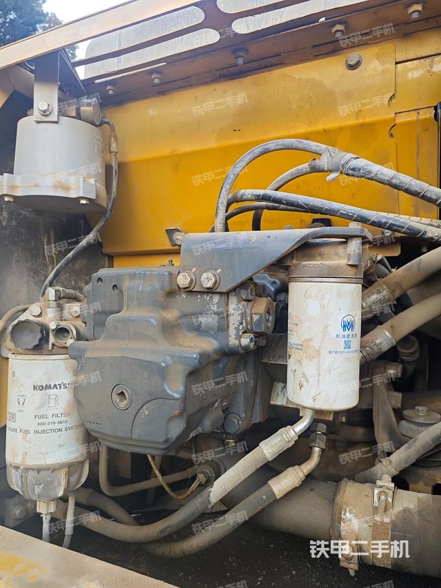 液压泵舱室正面整体（整机外观）