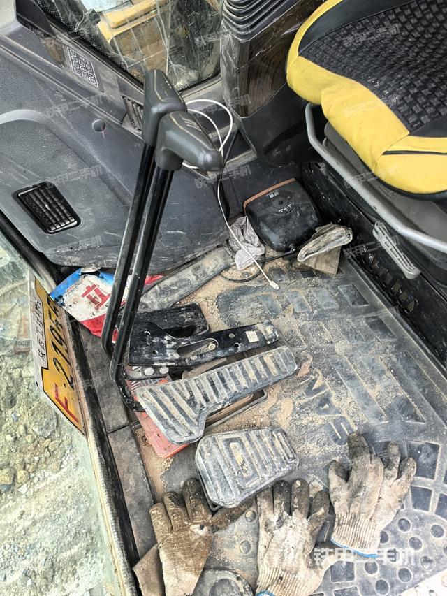 行走控制手柄和踏板?俯拍（駕駛室部分）