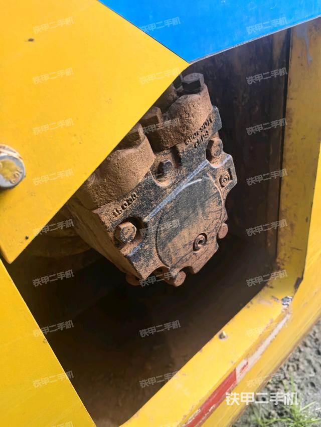 前輪右側(cè)減震塊連接及部件（壓路機(jī)前后車架）