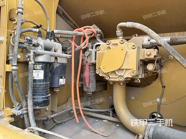 回转马达和主控阀（整机外观）