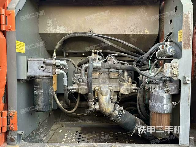液壓泵艙室正面整體(整機(jī)外觀) 液壓泵艙室正面整體(整機(jī)外觀)