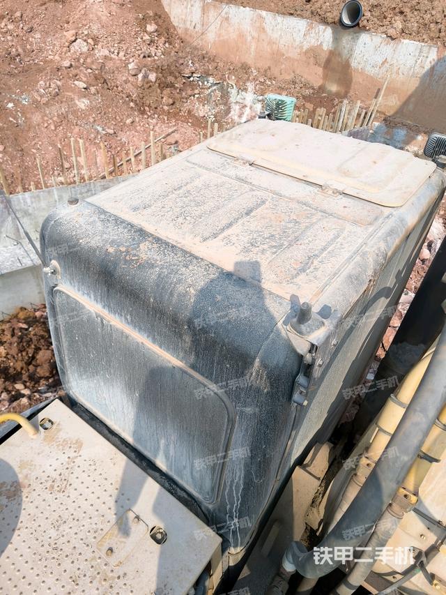 駕駛室頂部(整機(jī)外觀) 駕駛室頂部(整機(jī)外觀)