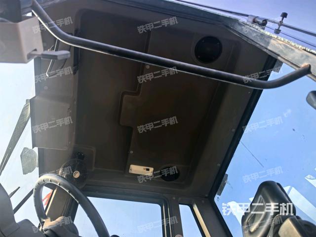 駕駛室頂蓬內(nèi)（壓路機(jī)駕駛室）