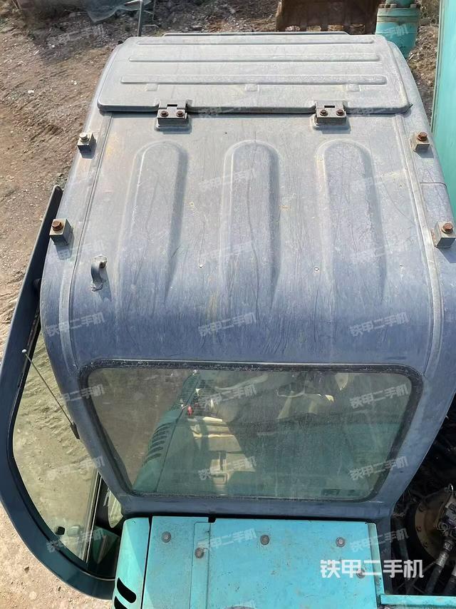 駕駛室頂部(整機(jī)外觀) 駕駛室頂部(整機(jī)外觀)