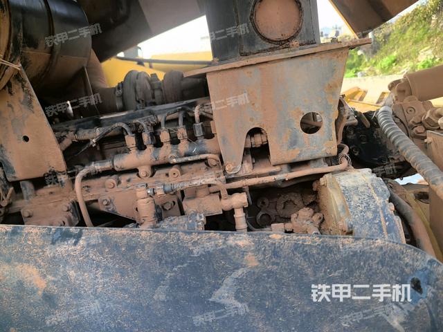 發(fā)動(dòng)機(jī)左側(cè)全景（壓路機(jī)發(fā)動(dòng)機(jī)艙）