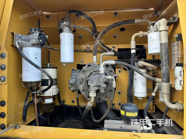 液壓泵艙室正面整體（整機外觀）