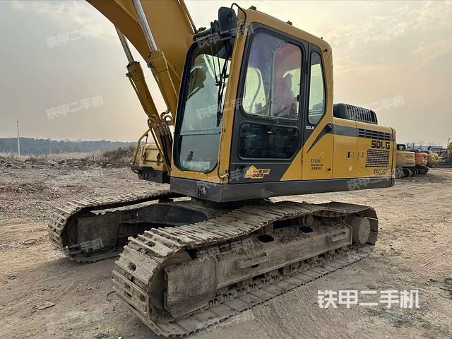 駕駛室整體（整機外觀）