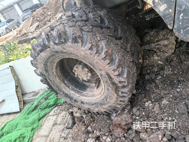 左驅(qū)動輪（行走機(jī)構(gòu)）