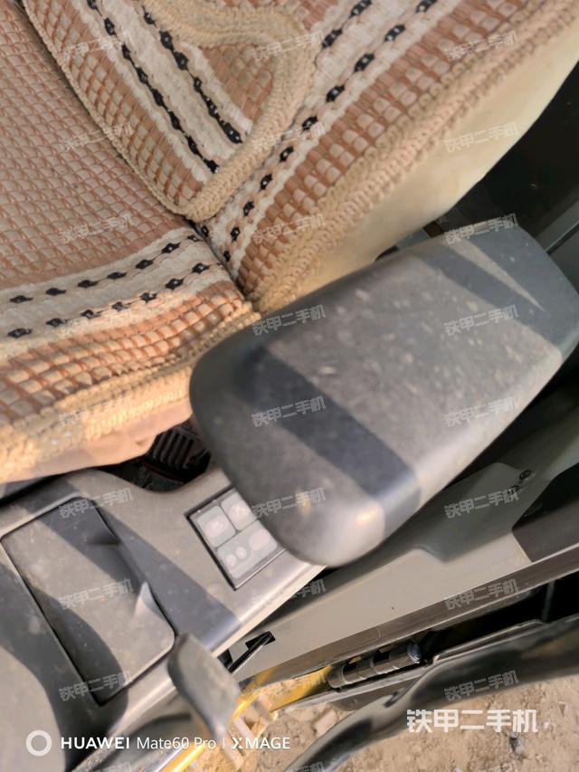 行走控制手柄和踏板?俯拍(駕駛室部分) 行走控制手柄和踏板?俯拍(駕駛室部分)