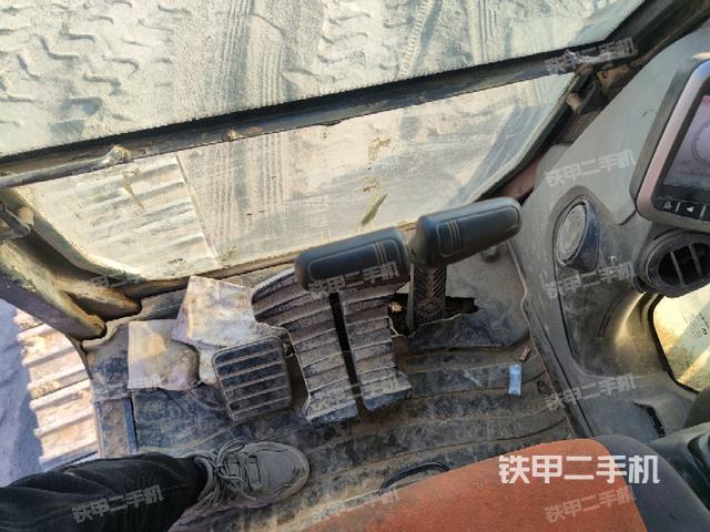 行走控制手柄和踏板?俯拍(駕駛室部分) 行走控制手柄和踏板?俯拍(駕駛室部分)