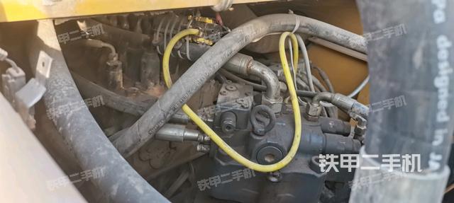 回轉(zhuǎn)馬達(dá)和主控閥（整機(jī)外觀）