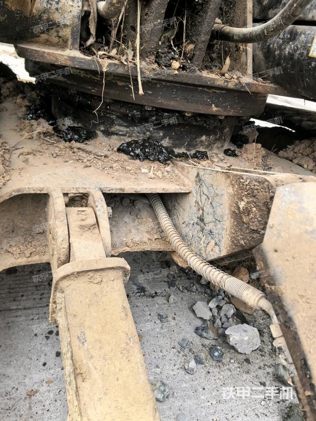 轉(zhuǎn)盤(pán)和下車(chē)架正前（工作和回轉(zhuǎn)裝置）