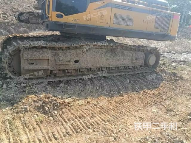 單側(cè)履帶整體(整機(jī)外觀) 單側(cè)履帶整體(整機(jī)外觀)