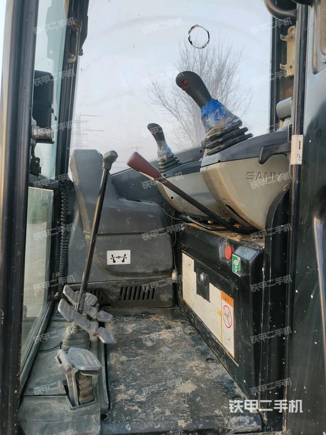 左后方玻璃角標(biāo)（駕駛室部分）