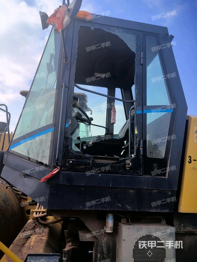 右側(cè)正面照（壓路機(jī)駕駛室）