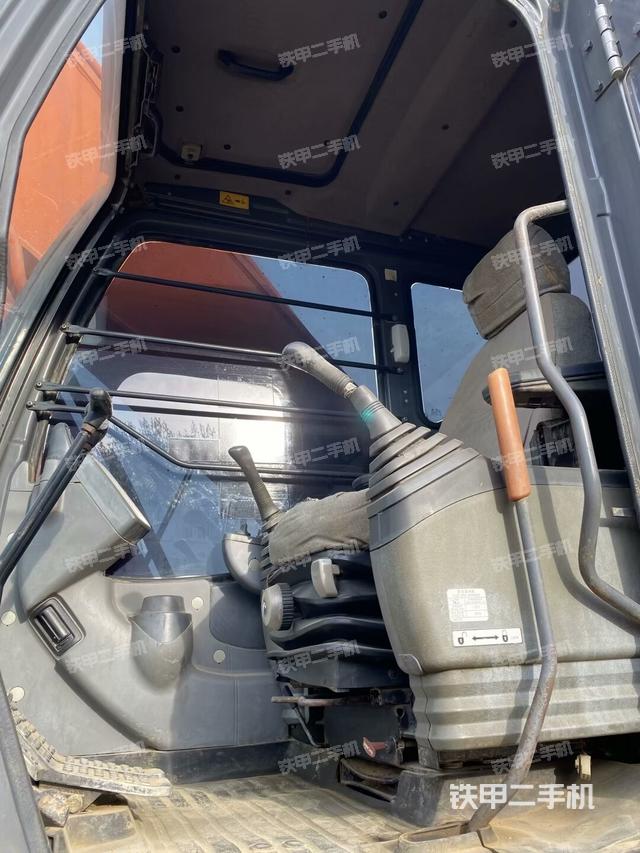 駕駛室整體(整機(jī)外觀) 駕駛室整體(整機(jī)外觀)