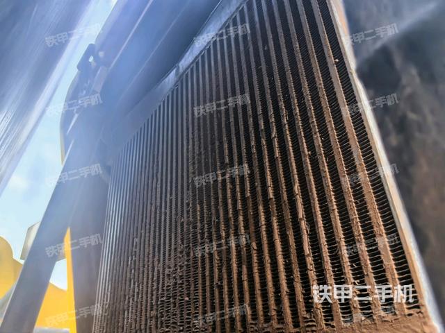 散熱器全景（壓路機(jī)發(fā)動(dòng)機(jī)艙）