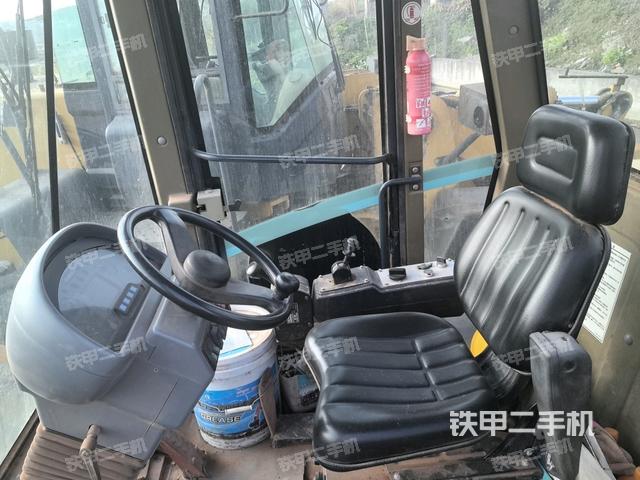 駕駛室內(nèi)座椅、儀表操作手柄全景（壓路機(jī)駕駛室）