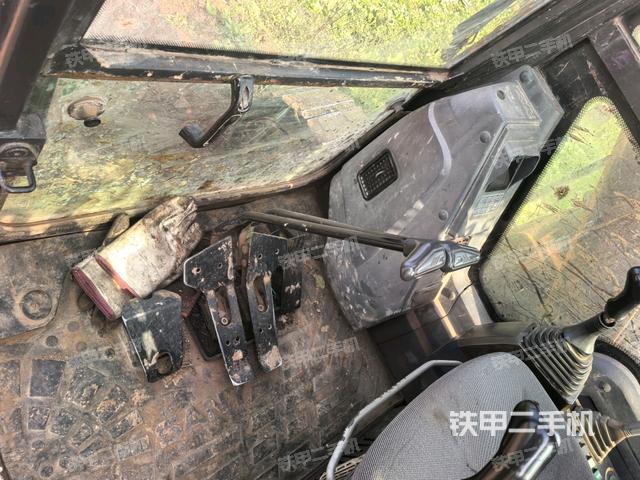 行走控制手柄和踏板?俯拍(駕駛室部分) 行走控制手柄和踏板?俯拍(駕駛室部分)