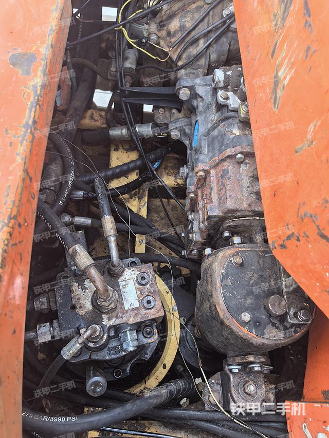 液压泵舱室正面整体（整机外观）