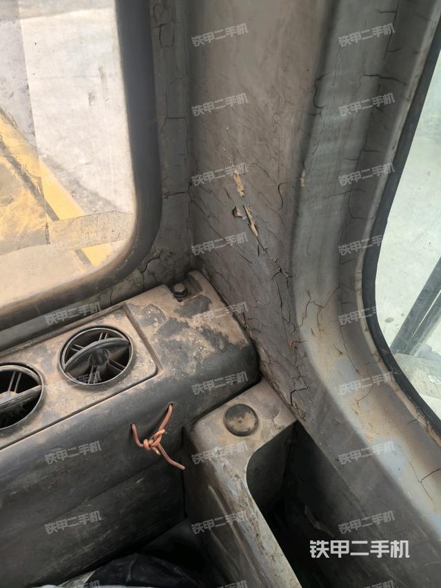 行走控制手柄和踏板?俯拍（駕駛室部分）