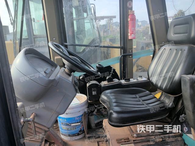 駕駛室側(cè)向上照全景（壓路機(jī)駕駛室）